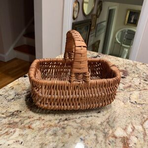 Wicker basket with handle